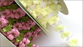 【リボン紹介】可愛らしい花模様で多目的に使える「アクリルガーランドリボン」