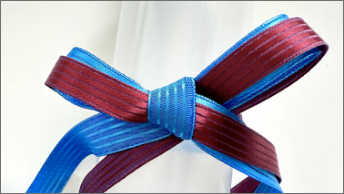 【リボン紹介】色の錯覚を楽しむ！「ペンタストライプシャンブレーリボン」の染色技法をご紹介