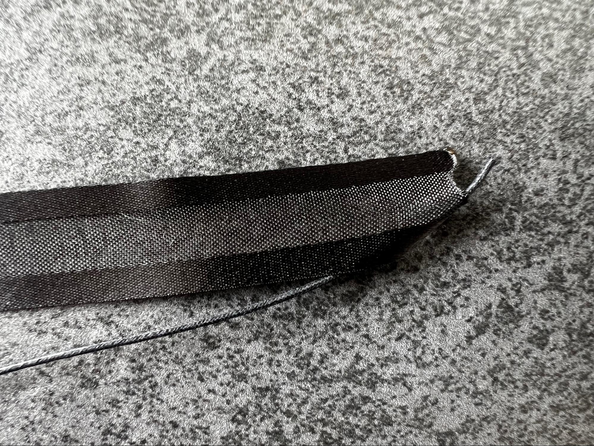 リボンをカットして重ねている様子