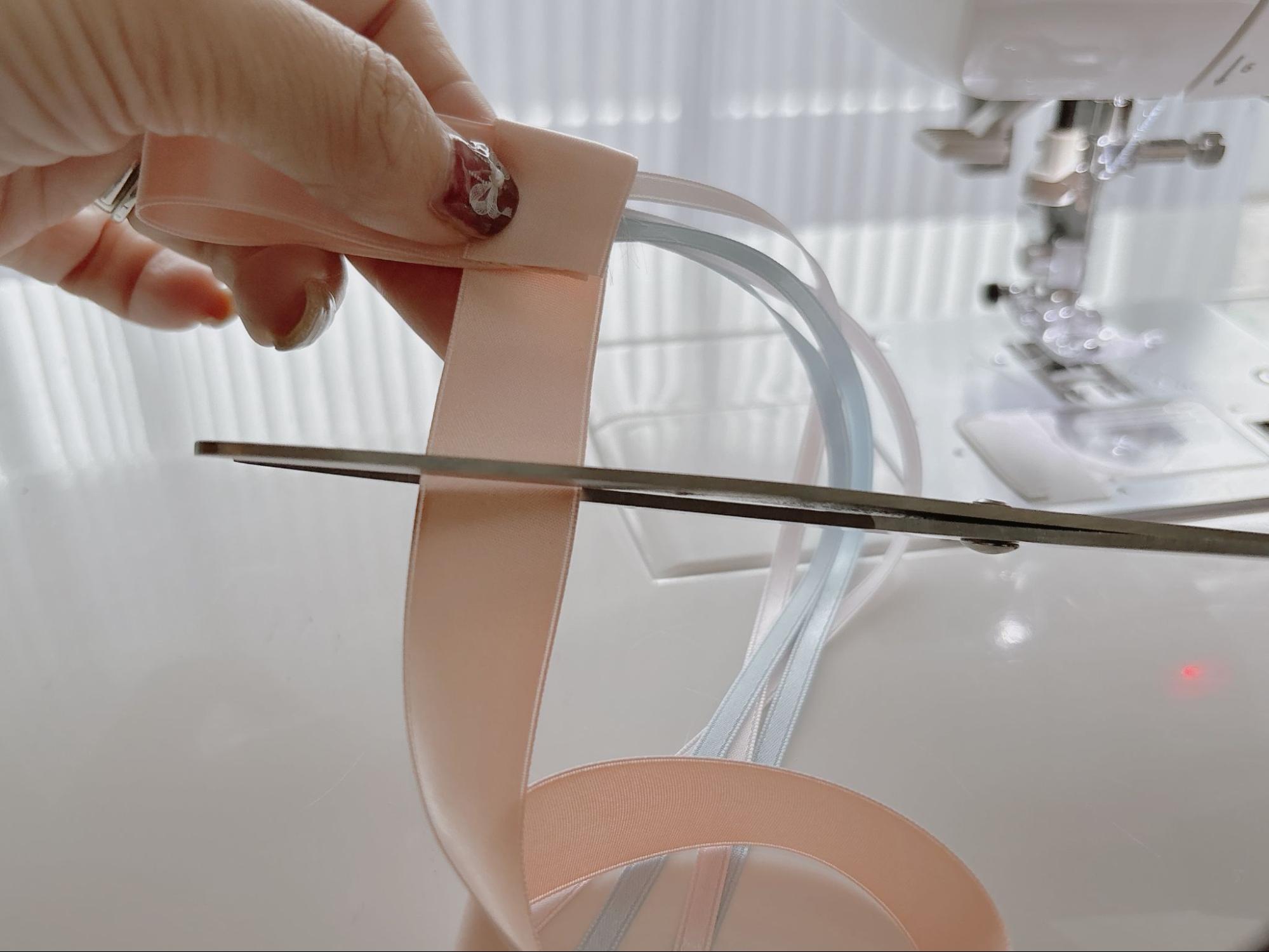 リボンをカットする様子