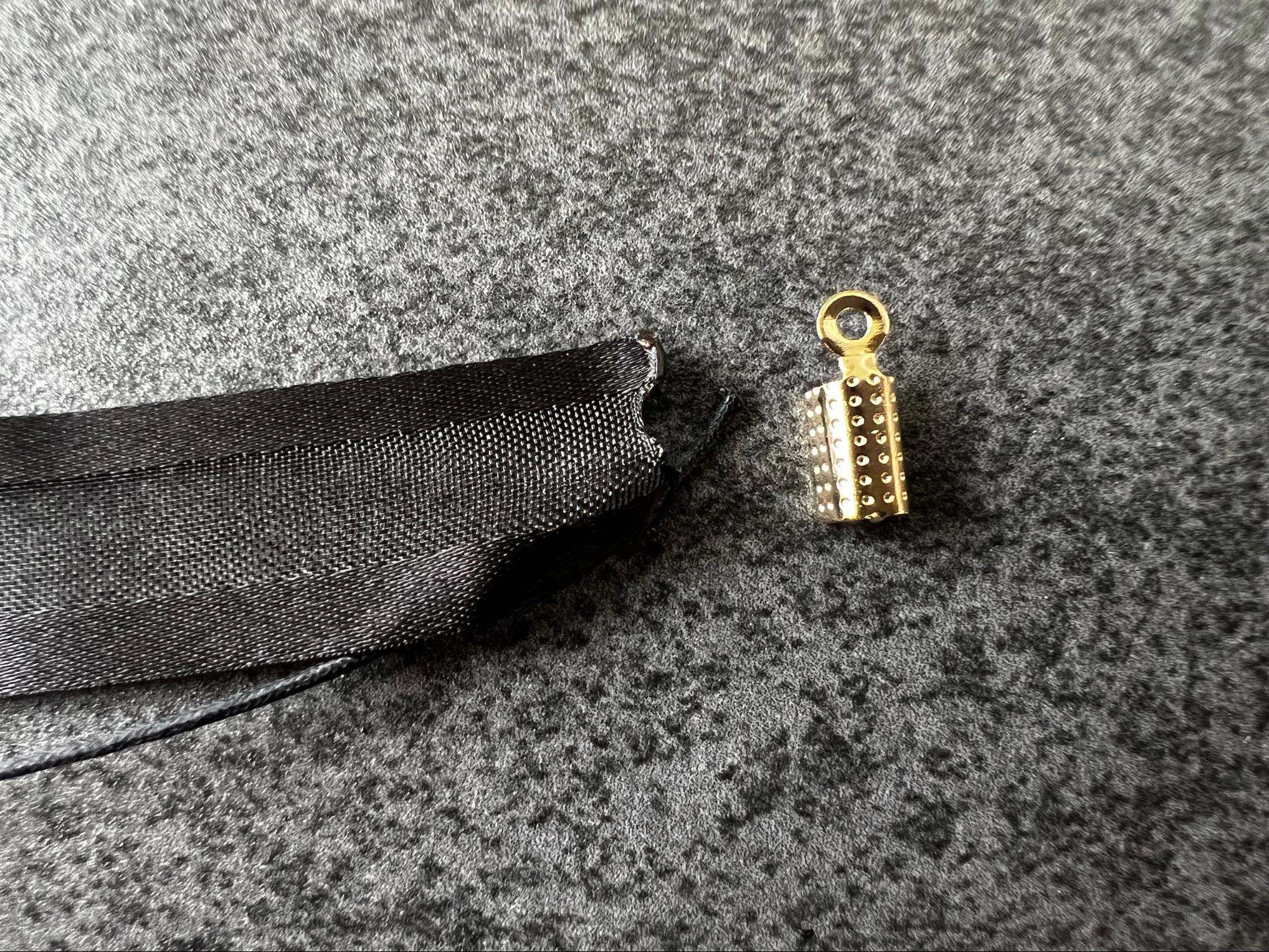 金具パーツでリボンを挟んでいる様子